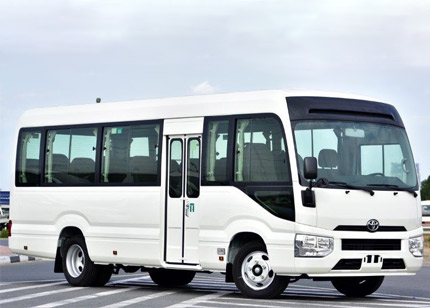 Toyota Coaster y autobuses similares para desplazamientos en la ciudad e inter urbanos